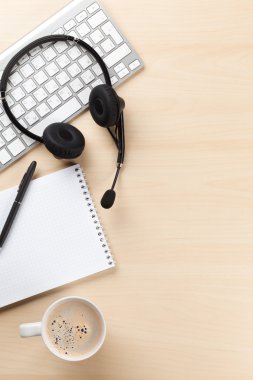 Ofis Masası kulaklık, not defteri ve pc ile