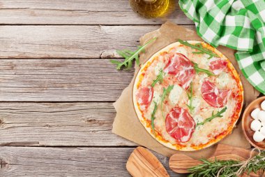 Pizza jambon ve mozzarella ile