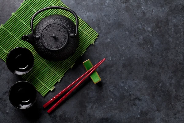 Baguettes de thé vert et de sushi — Photo