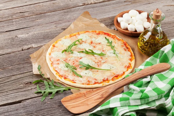 Pizza Quattro fromaggi s hlávkovým salátem — Stock fotografie