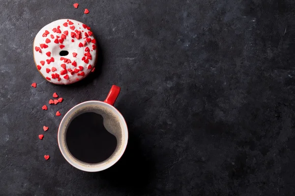 Donut et café sur table en pierre — Photo