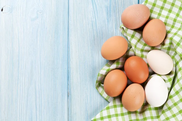 Huevos sobre mesa de madera — Foto de Stock