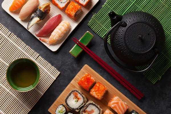 Sushi és a maki tekercs és a zöld tea — Stock Fotó