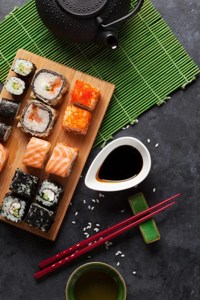 Sushi en maki rollen en groene thee — Stockfoto