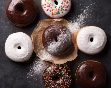 Taş Masa üzerinde renkli donut