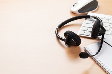 Ofis Masası kulaklık ve pc