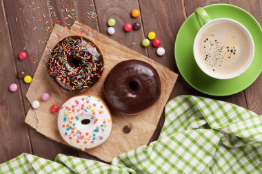 çörek ve kahve ahşap tablo