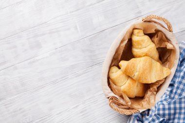 Taze kruvasanlar sepeti