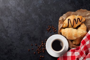 taze kruvasan ve kahve