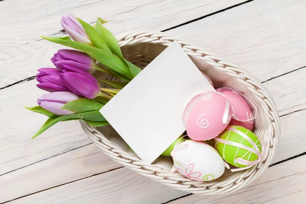 Bouquet de tulipes violettes et oeufs de Pâques — Photo