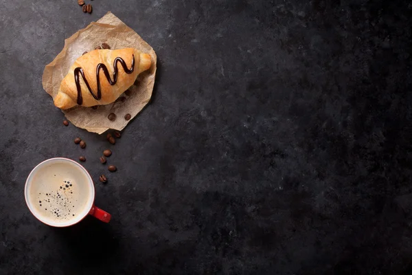 Färska croissanter och kaffe — Stockfoto