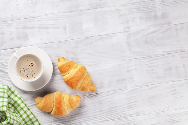 Färska croissanter och kaffe — Stockfoto