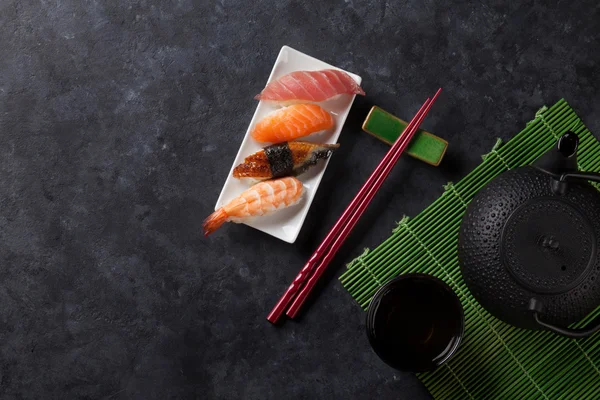 Set of sushi and green tea — Stock Photo, Image