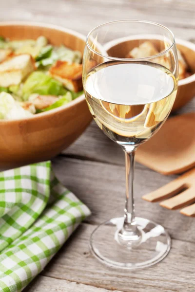 Fräsch sallad och vitt vin — Stockfoto
