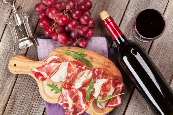 Ham en mozzarella met rode wijn — Stockfoto