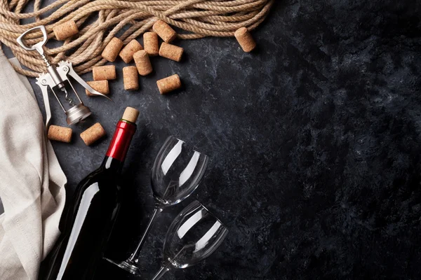 Вино, бокалы и штопор — стоковое фото