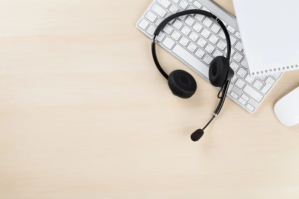 Bureau met headset en pc — Stockfoto