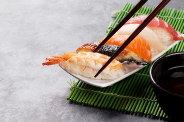 Sushi seti ve yemek çubukları