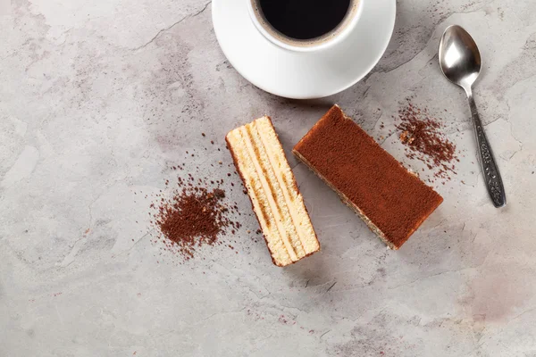 Tiramisu dessert och kaffe kopp — Stockfoto