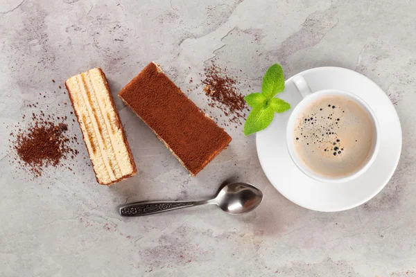 Tiramisu dessert och kaffe kopp — Stockfoto