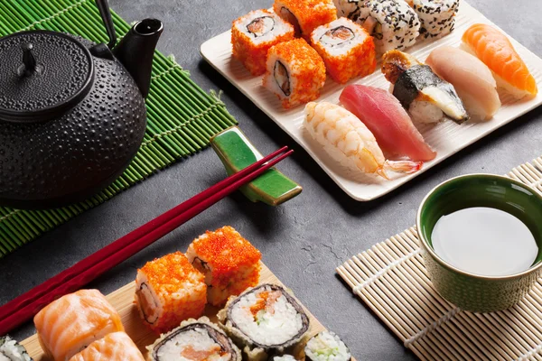 Panini di sushi e maki e tè — Foto Stock