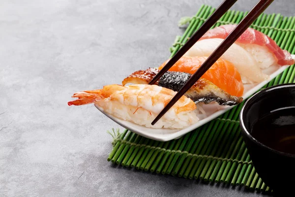 Set di sushi e bacchette — Foto Stock