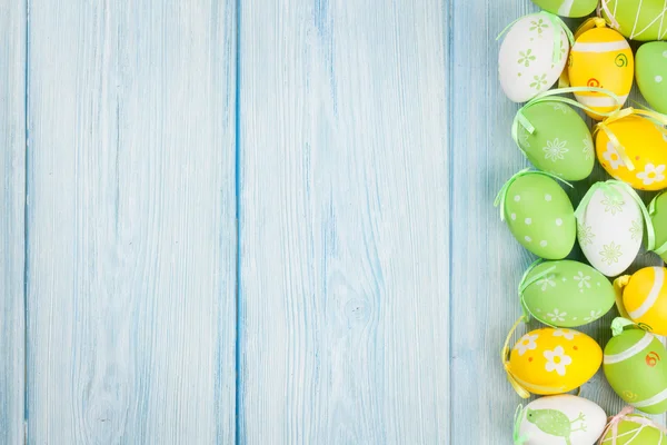 Huevos de Pascua sobre mesa de madera — Foto de Stock