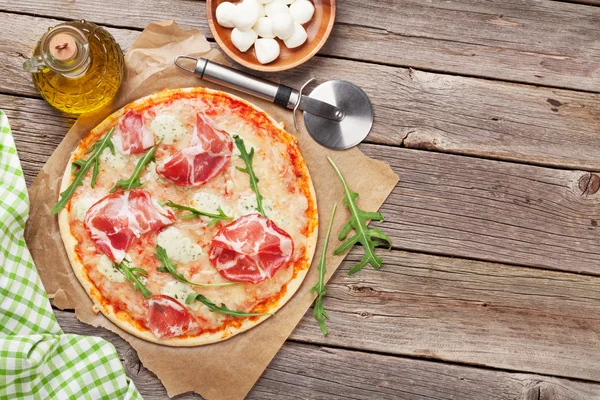 Pizza con jamón y mozzarella —  Fotos de Stock