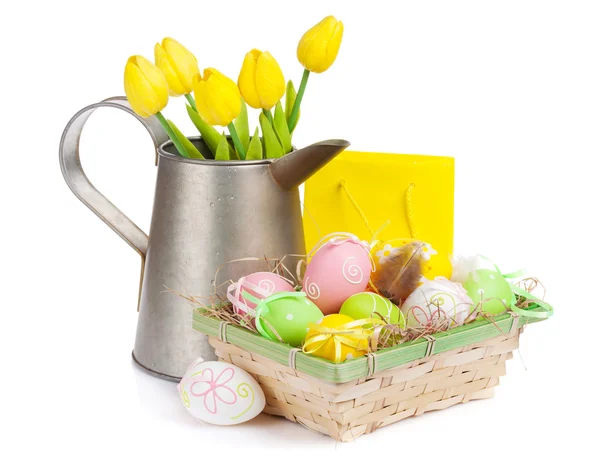 Pâques avec des tulipes et des œufs colorés . — Photo