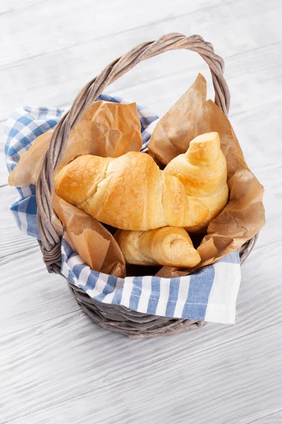 Färska croissanter korg — Stockfoto