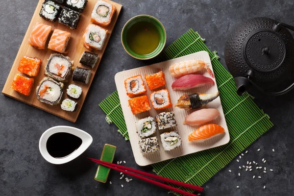 Rolos de sushi e maki e chá — Fotografia de Stock