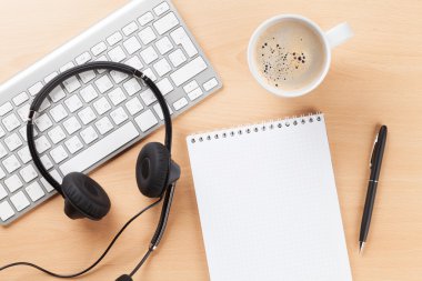 Ofis Masası kulaklık ve klavye