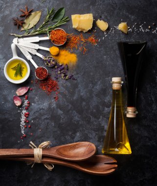 Otlar ve baharatlar siyah tasi üzerinden