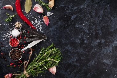 Otlar ve baharatlar siyah tasi üzerinden