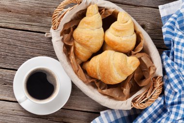 taze kruvasan ve kahve