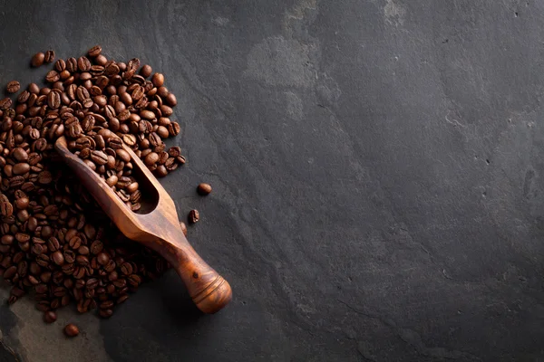 Grãos de café na mesa de pedra — Fotografia de Stock