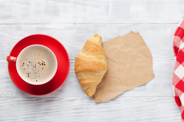 Croissant fresco y café — Foto de Stock