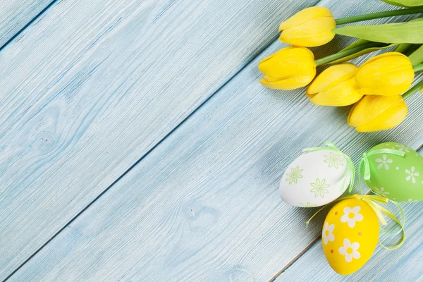 Huevos de Pascua y tulipanes amarillos —  Fotos de Stock