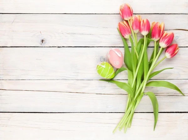 Buquê de tulipa colorido e ovos de páscoa — Fotografia de Stock