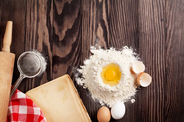 Keukentafel met kookboek en gebruiksvoorwerpen — Stockfoto