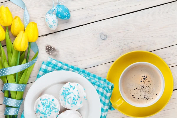 Fond de Pâques avec des œufs bleus et blancs — Photo