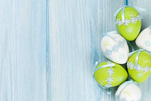 Uova di Pasqua sul tavolo di legno — Foto Stock