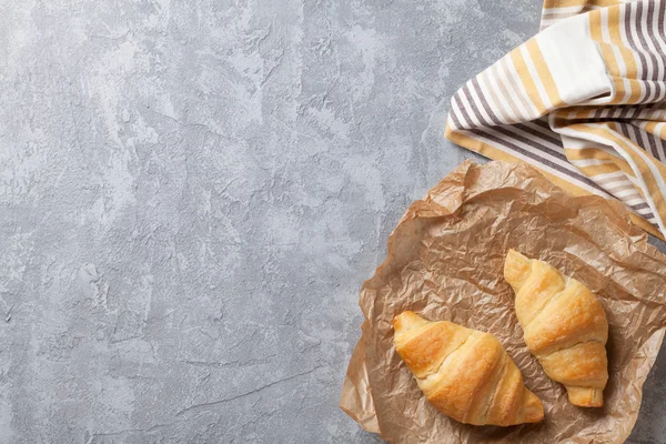 Friss croissant-t a kőasztal — Stock Fotó