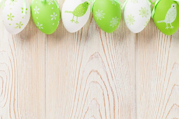 Ovos de Páscoa em mesa de madeira — Fotografia de Stock