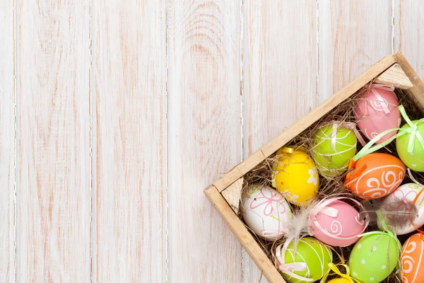 Huevos coloridos de Pascua en caja de madera — Foto de Stock