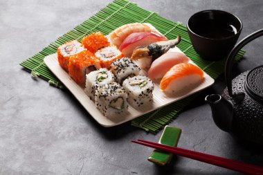 Suşi, maki ve yeşil çay