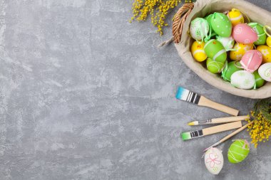 Paskalya yumurtaları ve fırçalar