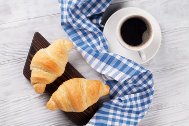 İki croissants ve kahve