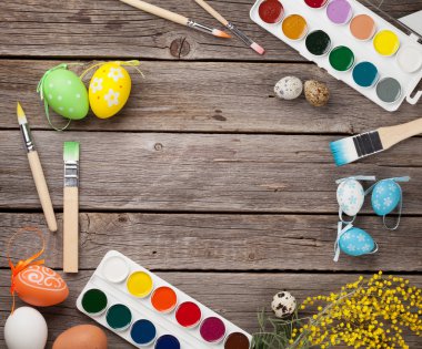 Paskalya yumurtaları ve Boya fırçaları