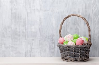 Sepette renkli paskalya yumurtaları